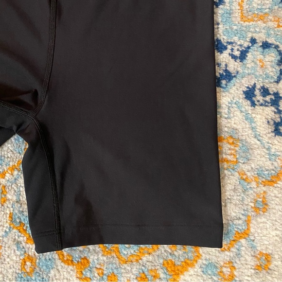 SOLD! Under Armour HeatGear Compression Mid Rise Active Shorty Shorts S - Picture 7 of 15